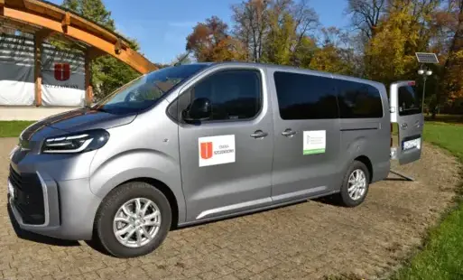 Zdjęcie do Nowy samoch&oacute;d do przewozu os&oacute;b niepełnosprawnych dla Gminy Szczekociny